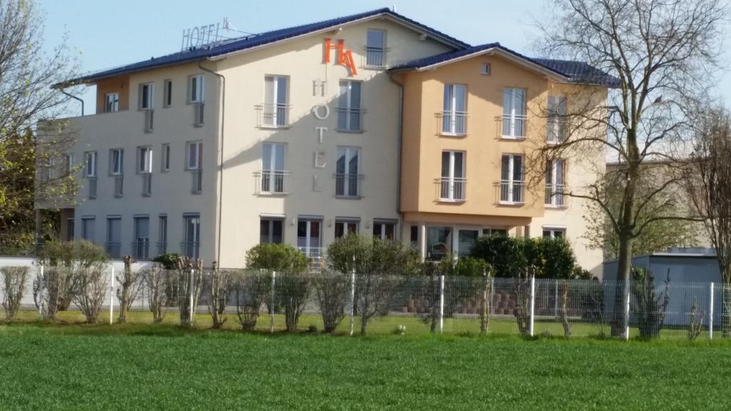 Hotel Ackermann Riedstadt Bagian luar foto