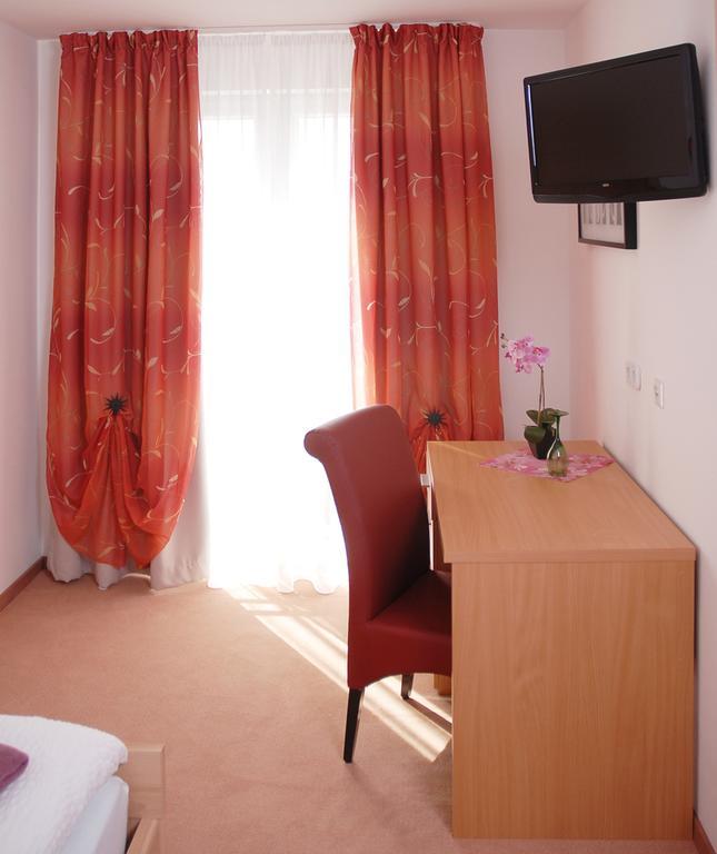 Hotel Ackermann Riedstadt Bagian luar foto