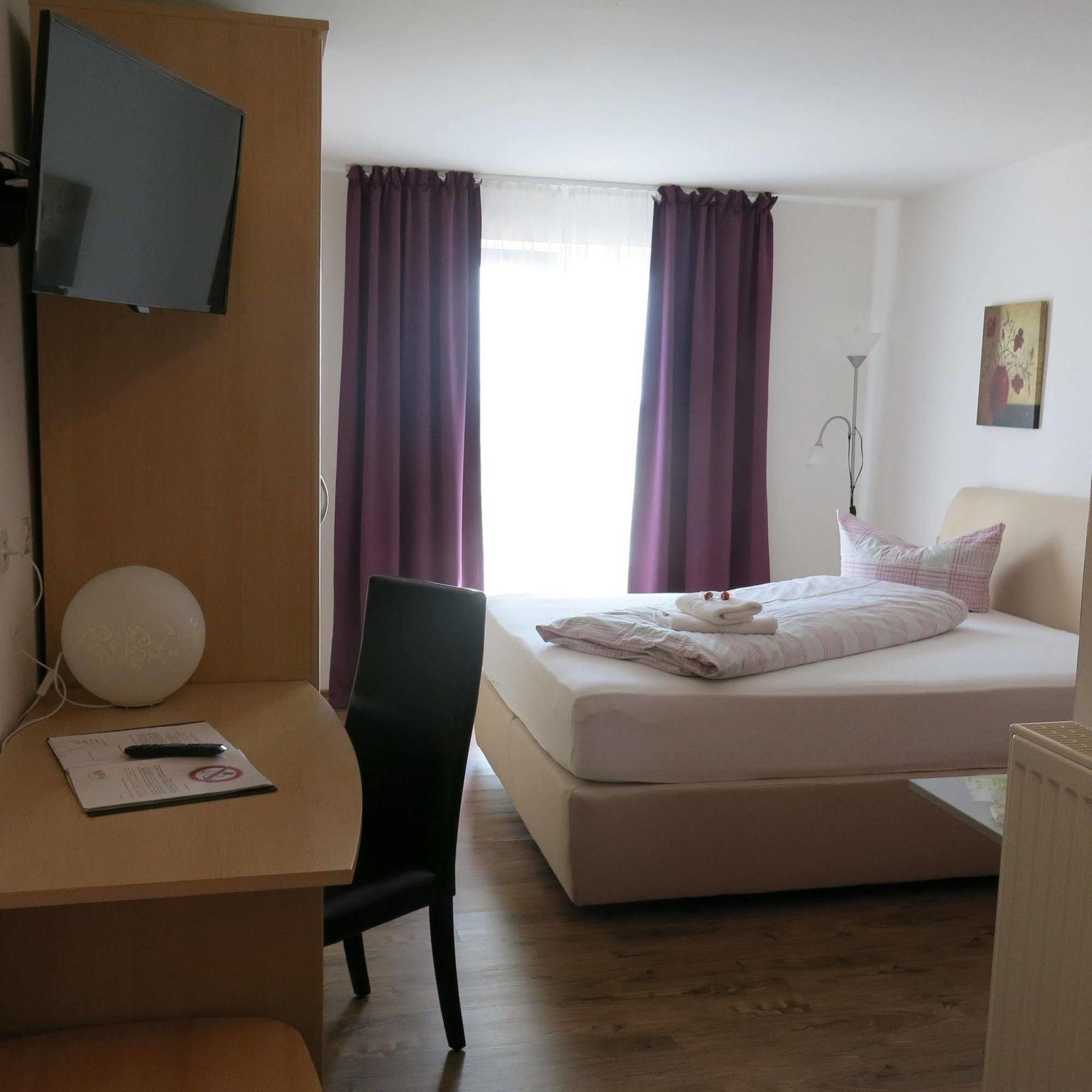 Hotel Ackermann Riedstadt Bagian luar foto