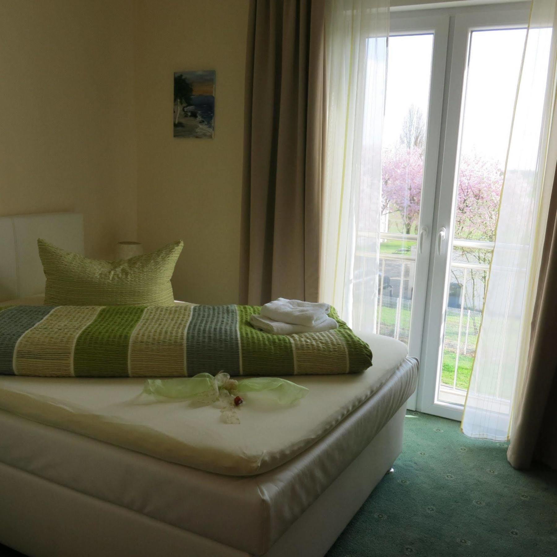 Hotel Ackermann Riedstadt Bagian luar foto