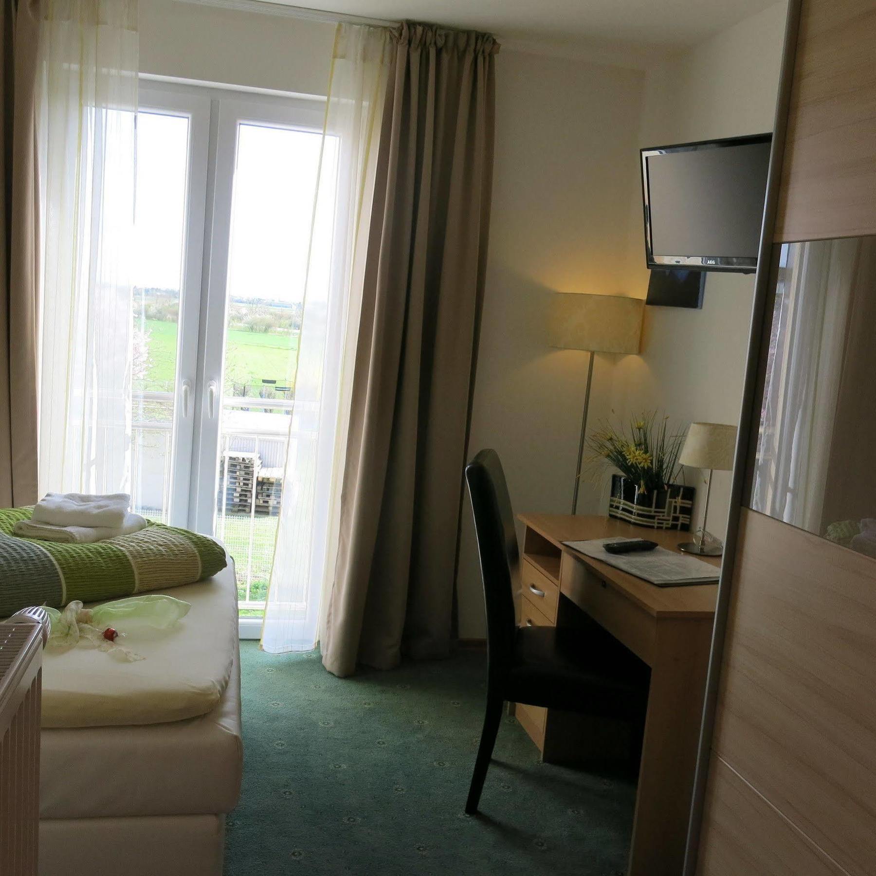 Hotel Ackermann Riedstadt Bagian luar foto